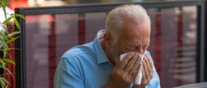 Nur erkältet? Wenn es doch Covid-Symptome sind, gefährdet der Gast seine Freunde.