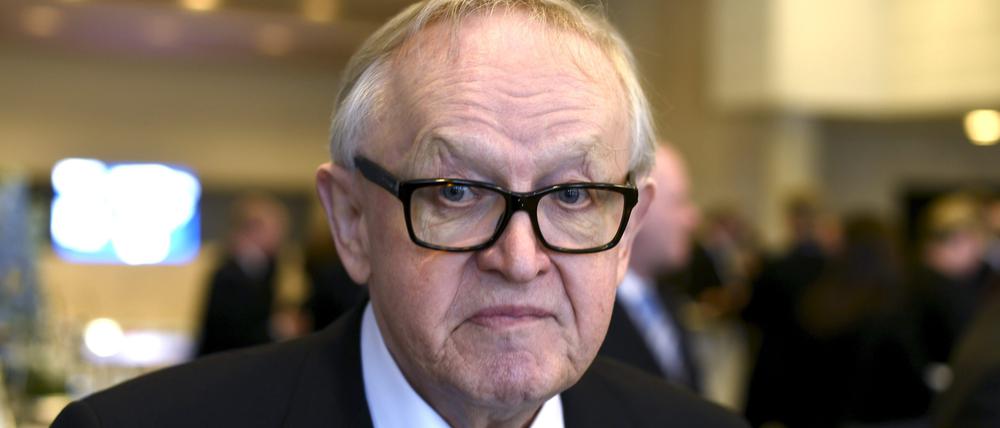 Martti Ahtisaari, damals Präsident von Finnland, nimmt an der Kaffeezeremonie zur Eröffnung des Landtags 2017 in der Finlandia-Halle teil.