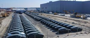 Der Parkplatz ist voll. Zahlreiche Fahrzeuge vom Typ Tesla Model Y stehen schon vor dem neuen Werk in Grünheide. Der US-Autohersteller durfte bereits vor der offiziellen Betriebserlaubnis Elektroautos zu Testzwecken produzieren.