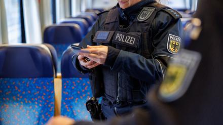 Bundespolizisten kontrollieren die Papiere eines Reisenden im Rahmen einer Einreiseverkehrskontrolle in einem Zug aus Prag in Richtung München. 