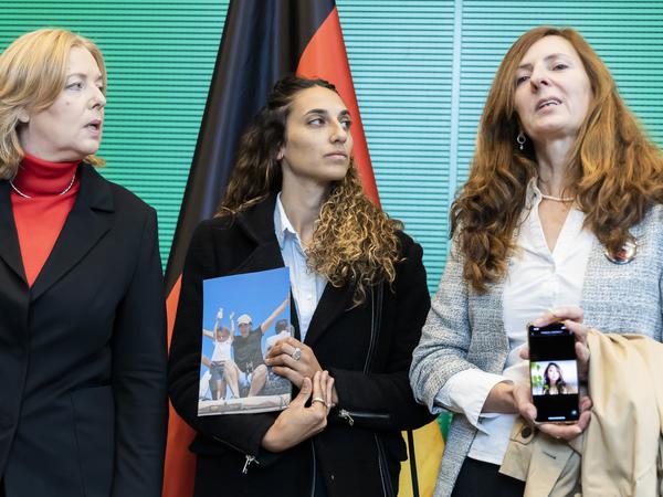 Ricarda Louk (ganz rechts) und Roni Roman (die Schwester einer vermissten Geisel) trafen sich am 19. Oktober 2023 mit Bundestagspräsidentin Bärbel Bas (ganz links).