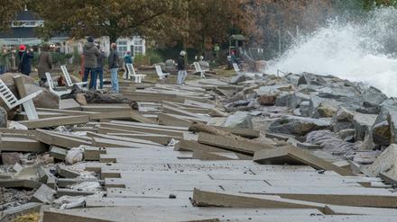 Gehwegplatten wurden durch den Sturm in der Nacht an der Strandpromenade in Sassnitz weggeschwemmt. 