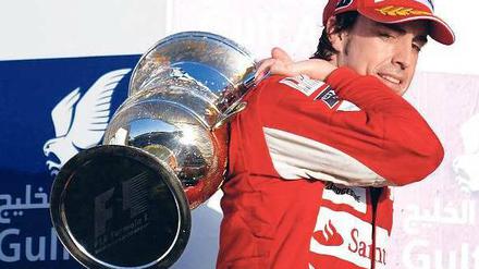 Glänzende Mitgift. Gleich in seinem ersten Rennen für Ferrari holte Fernando Alonso den Siegerpokal.
