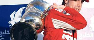 Glänzende Mitgift. Gleich in seinem ersten Rennen für Ferrari holte Fernando Alonso den Siegerpokal. 