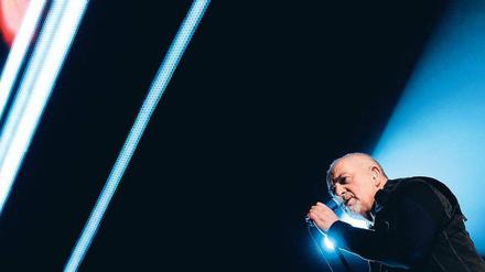 Unter flackernden Himmeln. Peter Gabriel singt Songs von Paul Simon, Neil Young und sich selbst in der O2-World. Foto: ddp