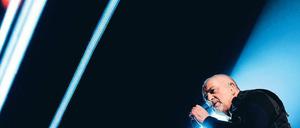 Unter flackernden Himmeln. Peter Gabriel singt Songs von Paul Simon, Neil Young und sich selbst in der O2-World. Foto: ddp