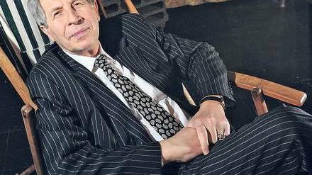 Nur gespielt. Workaholic Laur relaxt auf der Bühne des Renaissance-Theaters. Foto: Steinert