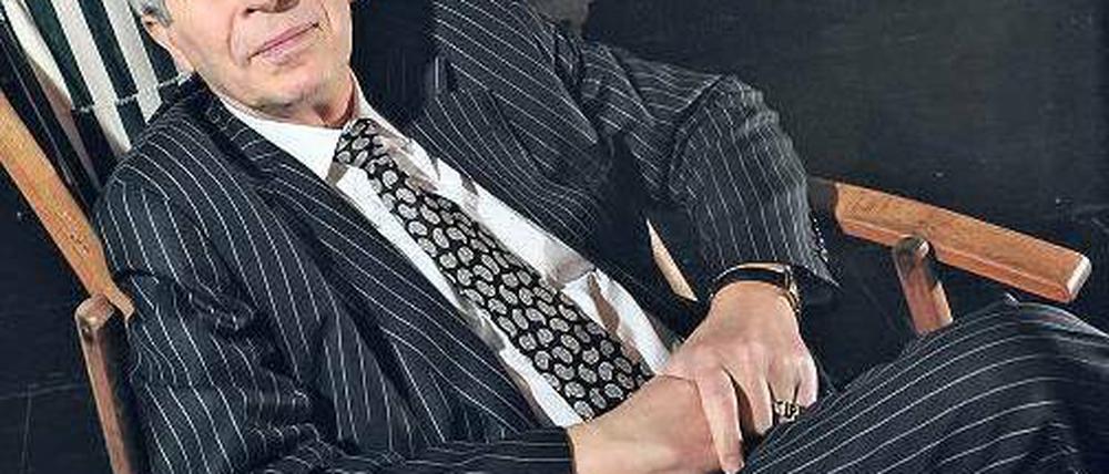 Nur gespielt. Workaholic Laur relaxt auf der Bühne des Renaissance-Theaters. Foto: Steinert