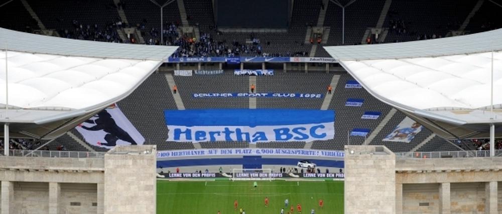 leere Ostkurve im Olympiastadion