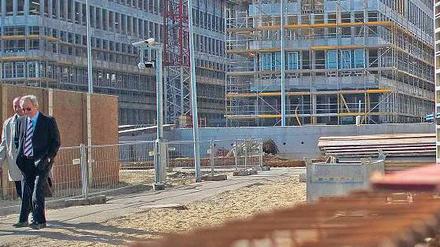 Riesig und streng überwacht. Auf der größten Baustelle der Republik wurde gestern Richtfest gefeiert. In vier Jahren soll der Bundesnachrichtendienst hier in Mitte einziehen. Foto: ddp