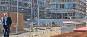 Riesig und streng überwacht. Auf der größten Baustelle der Republik wurde gestern Richtfest gefeiert. In vier Jahren soll der Bundesnachrichtendienst hier in Mitte einziehen. Foto: ddp