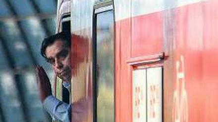 Besser nicht zurückschauen. Die Bahn hat ein Horrorjahr hinter sich und will sich künftig nur noch um eines kümmern: Kunden, Kunden, Kunden. Das ist jedenfalls die Devise des Vorstandsvorsitzenden Rüdiger Grube. Foto: Marcus Brandt/ddp