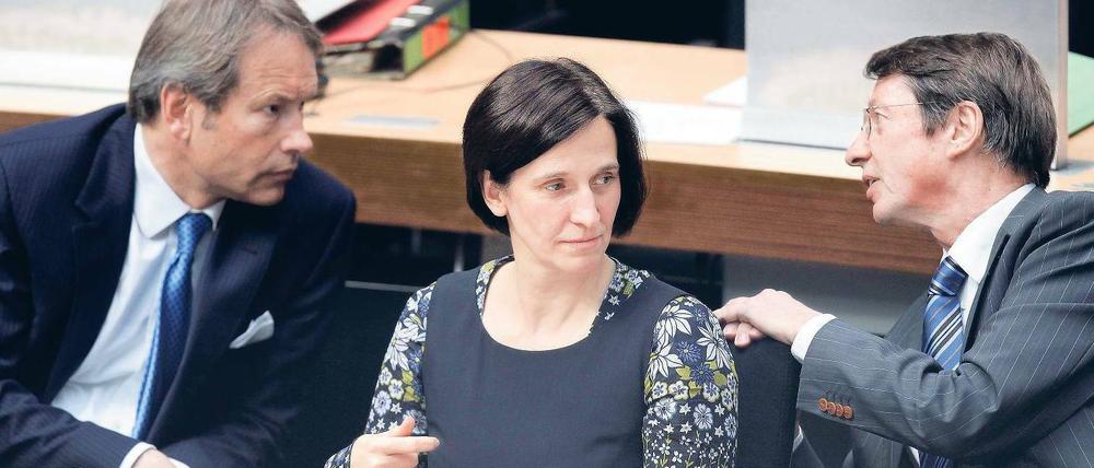 Außer Kontrolle? Finanzsenator Ulrich Nußbaum, Sozialsenatorin Carola Bluhm und Innensenator Ehrhart Körting während der Debatte über den Fall Treberhilfe. Foto: Davids