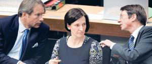 Außer Kontrolle? Finanzsenator Ulrich Nußbaum, Sozialsenatorin Carola Bluhm und Innensenator Ehrhart Körting während der Debatte über den Fall Treberhilfe. Foto: Davids