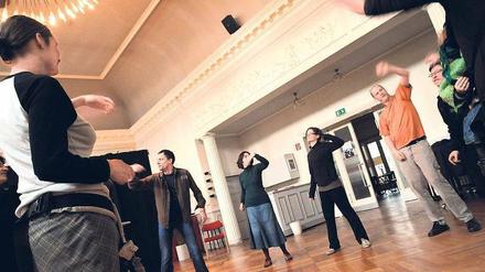 Wie im richtigen Leben. Ihre Erfahrungen mit der Schwierigkeit, Familie und Beruf zu vereinbaren, bringen Eltern in Neukölln als Laienschauspieler auf die Bühne. Die letzten Proben sind gelaufen, heute ist die Aufführung. Fotos: Uwe Steinert