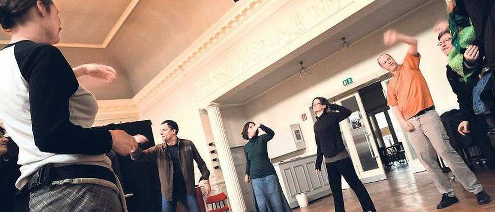 Wie im richtigen Leben. Ihre Erfahrungen mit der Schwierigkeit, Familie und Beruf zu vereinbaren, bringen Eltern in Neukölln als Laienschauspieler auf die Bühne. Die letzten Proben sind gelaufen, heute ist die Aufführung. Fotos: Uwe Steinert