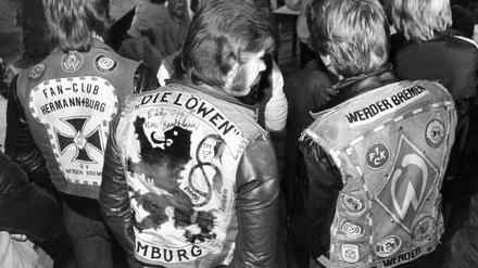 Fußballfans führen Gespräche nach Tod eines Jugendlichen