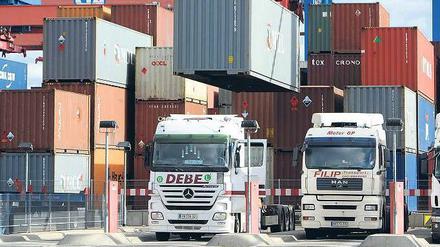 In Wartestellung. Wegen des Einbruchs im Welthandel war im Hamburger Hafen lange Zeit wenig los. Zuletzt verzeichnete die Außenwirtschaft wieder deutliche Zuwachsraten. Foto: dpa