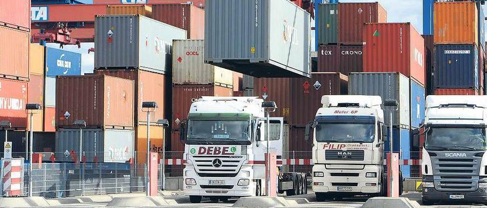 In Wartestellung. Wegen des Einbruchs im Welthandel war im Hamburger Hafen lange Zeit wenig los. Zuletzt verzeichnete die Außenwirtschaft wieder deutliche Zuwachsraten. Foto: dpa