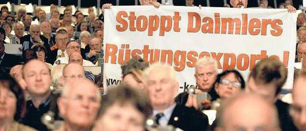 Protest im ICC. Einige der rund 5000 Daimler-Aktionäre demonstrierten am Mittwoch gegen die Rüstungsgeschäfte des Konzerns. Daimler-Chef Dieter Zetsche kündigte an, das Unternehmen werde seine Geschäfte mit dem Iran deutlich reduzieren. 