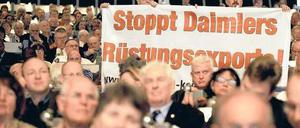 Protest im ICC. Einige der rund 5000 Daimler-Aktionäre demonstrierten am Mittwoch gegen die Rüstungsgeschäfte des Konzerns. Daimler-Chef Dieter Zetsche kündigte an, das Unternehmen werde seine Geschäfte mit dem Iran deutlich reduzieren. 