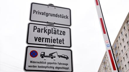 Parkplätze vor einer Anlage der Deutsche Wohnen in Lichtenberg.