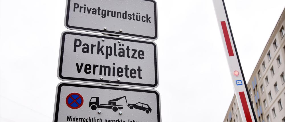 Parkplätze vor einer Anlage der Deutsche Wohnen in Lichtenberg.