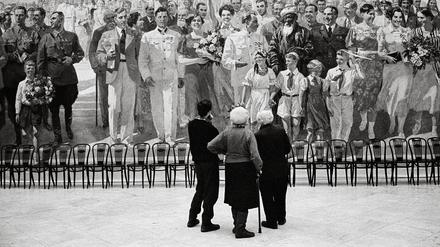 Kunst der Stalin-Zeit. Ausstellung „Agitation zum Glück“, St. Peterburg, 1993. Fotografiert von Frank Gaudlitz.