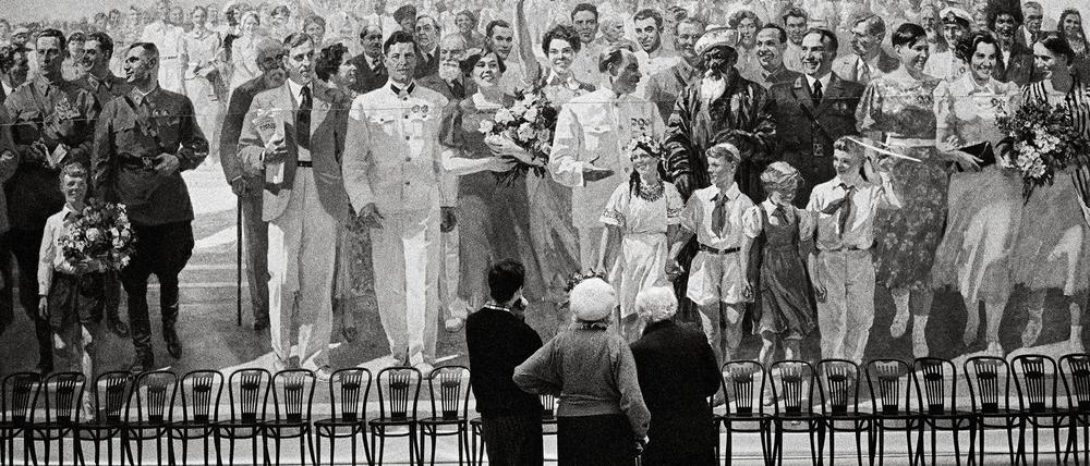 Kunst der Stalin-Zeit. Ausstellung „Agitation zum Glück“, St. Peterburg, 1993. Fotografiert von Frank Gaudlitz.