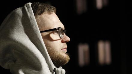 Ex-Häftling Steffen steht am Abend vor dem Seehaus Leipzig.
