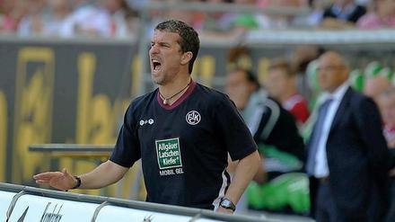 Fade away: Wolfsburgs Felix Magath verblasst im Hintergrund, während FCK-Trainer Marco Kurz seine Spieler zum Sieg schreit.