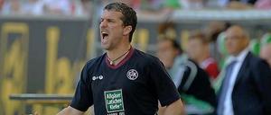 Fade away: Wolfsburgs Felix Magath verblasst im Hintergrund, während FCK-Trainer Marco Kurz seine Spieler zum Sieg schreit.