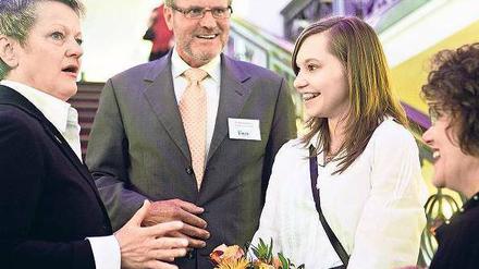 Grünen-Spitzenkandidatin Renate Künast gratulierte am Sonnabend im Friedrichstadtpalast Sofia Stiegert. Sie ist die 50 000. Teilnehmerin an der Jugendfeier des Humanistischen Verbandes.