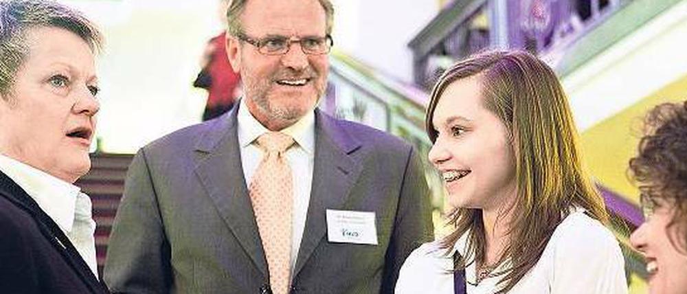 Grünen-Spitzenkandidatin Renate Künast gratulierte am Sonnabend im Friedrichstadtpalast Sofia Stiegert. Sie ist die 50 000. Teilnehmerin an der Jugendfeier des Humanistischen Verbandes.