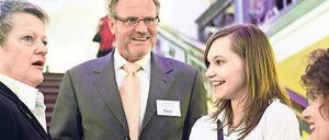 Grünen-Spitzenkandidatin Renate Künast gratulierte am Sonnabend im Friedrichstadtpalast Sofia Stiegert. Sie ist die 50 000. Teilnehmerin an der Jugendfeier des Humanistischen Verbandes.