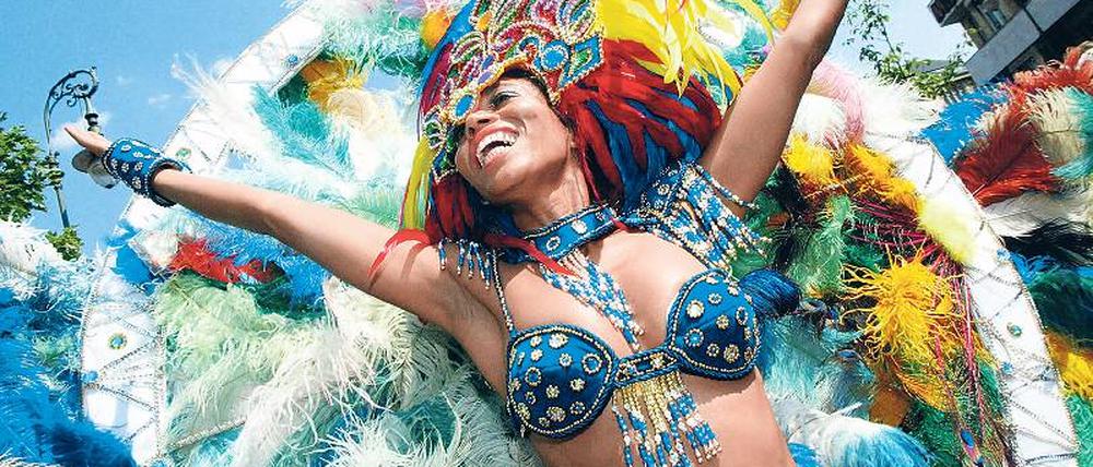Blauer Himmel und Lebensfreude. Die Samba-Gruppe Amasonia um Sonia de Oliveira wurde beim Karneval der Kulturen in den letzten Jahren besonders oft fotografiert. Seit 1997 sind sie dabei. Foto: ddp