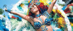 Blauer Himmel und Lebensfreude. Die Samba-Gruppe Amasonia um Sonia de Oliveira wurde beim Karneval der Kulturen in den letzten Jahren besonders oft fotografiert. Seit 1997 sind sie dabei. Foto: ddp