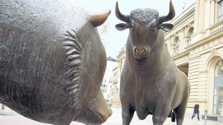 Bulle oder Bär? Steigen die Kurse oder fallen sie? Wer auf Zertifikate setzt, sollte sich festlegen, wie es mit den Kursen weiter geht. 