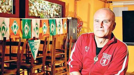 Natürlich in Rot-Weiß. Larry Heer im bremisch geschmückten Fußballkeller seines Restaurants „Alois S.“. 