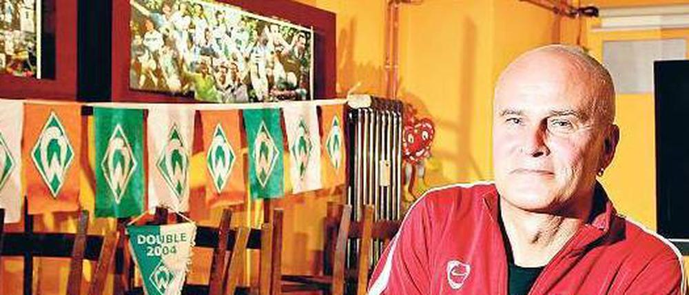 Natürlich in Rot-Weiß. Larry Heer im bremisch geschmückten Fußballkeller seines Restaurants „Alois S.“. 