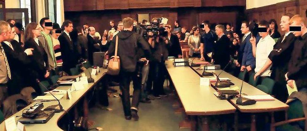 Volles Haus. 20 Angeklagte und ihre Verteidiger drängten sich im Saal. Foto: Tsp