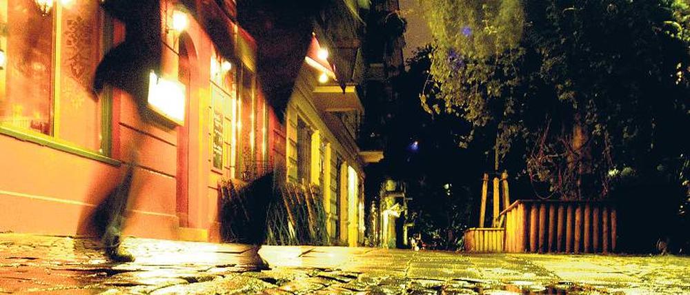 Auf Schritt und Tritt. Manche Stalker lassen sich von Polizei und Gefängnisstrafen nicht abhalten. Für die Opfer ist es ein nicht enden wollender Alptraum. Foto: Theo Heimann / ddp