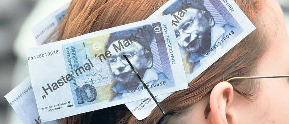 „Haste mal ne Mark?“ Studierende demonstrierten in der vergangenen Woche in Hessen auch mit DM-Scheinen gegen das Sparpaket von Ministerpräsident Roland Koch. Die Hochschulen Hessens müssen pro Jahr mit 30 Millionen Euro weniger auskommen. Foto: dpa