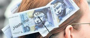 „Haste mal ne Mark?“ Studierende demonstrierten in der vergangenen Woche in Hessen auch mit DM-Scheinen gegen das Sparpaket von Ministerpräsident Roland Koch. Die Hochschulen Hessens müssen pro Jahr mit 30 Millionen Euro weniger auskommen. Foto: dpa