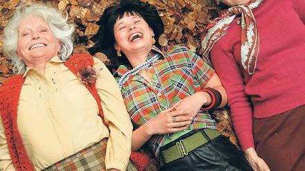 Die Drei aus der Heilanstalt. Berta (Marion van de Kamp, links), Melanie (Anna Fischer, Mitte) und Emma (Kyra Mladeck) teilen sich ein Zimmer, Freude und Leid.Foto: MDR/Roloff