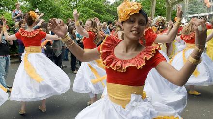Tänzerinnen der Tanzgruppen "Locomotiva do Frevo und Baque Forte Berlin"