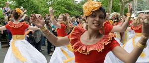 Tänzerinnen der Tanzgruppen "Locomotiva do Frevo und Baque Forte Berlin"