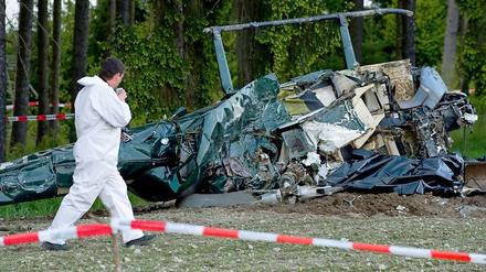 Der Hubschrauber stürzte in der Nähe eines Waldes ab und wurde völlig zerstört.