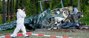 Der Hubschrauber stürzte in der Nähe eines Waldes ab und wurde völlig zerstört.