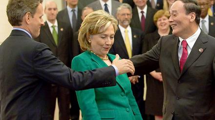 Hoppla. US-Außenministerin Clinton weicht einen Schritt zurück, als ihr Kabinettskollege Geithner und Chinas Vizepremier Wang Qishan sich die Hand reichen.